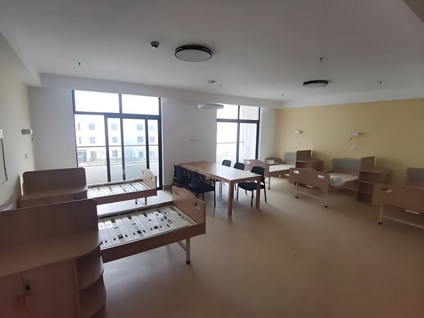 姜文被困在一个什么东西里